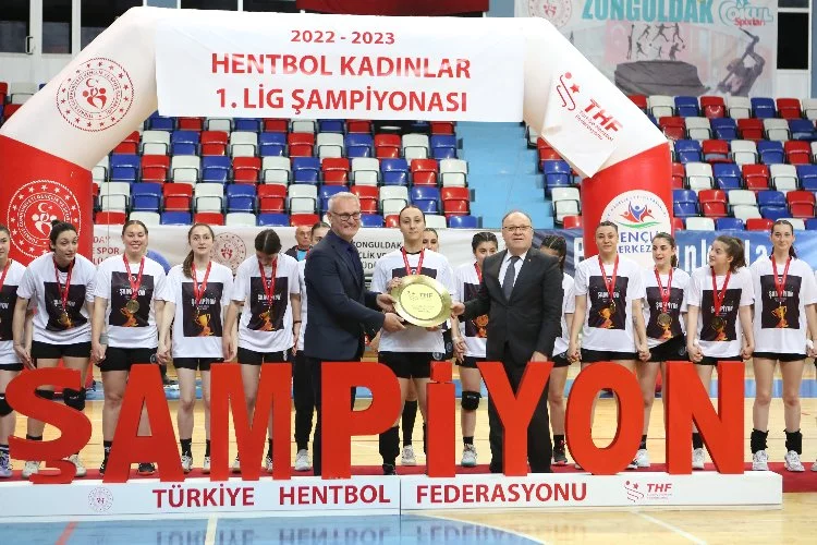 Bursa Büyükşehir Belediyespor kupasını aldı