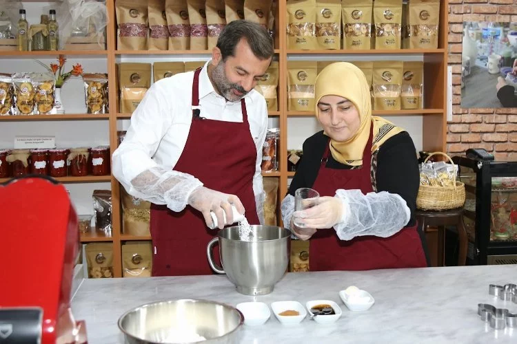 Bursa Gürsu'da Başkan Işık eşiyle 'özel' kurabiyeler hazırladı