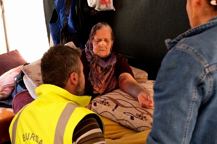 Çifte felaket yaşayan aileye Bursa Büyükşehir sahip çıktı
