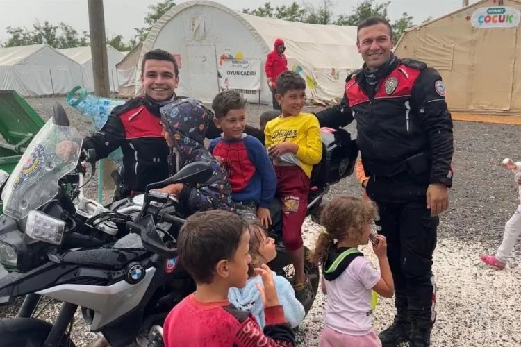 Keşan polisi Kahramanmaraş'ta çocukları sevindirdi