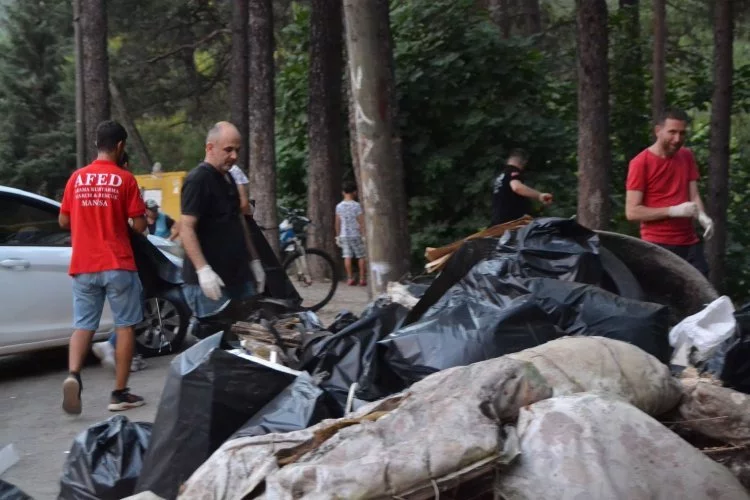 Manisa'da çöpleri 'gönül'den topladılar