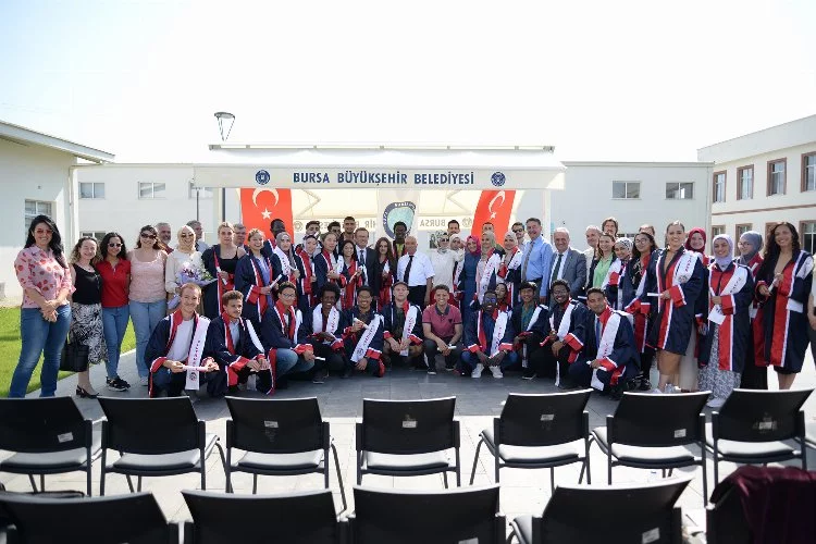 Misafir öğrenciler mezuniyet töreninde Türkçelerini konuşturdu